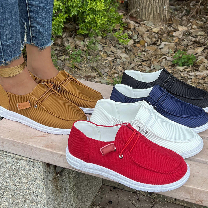 Lekkie damskie sneakersy wsuwane z modną prążkowaną cholewką. Idealne na co dzień.