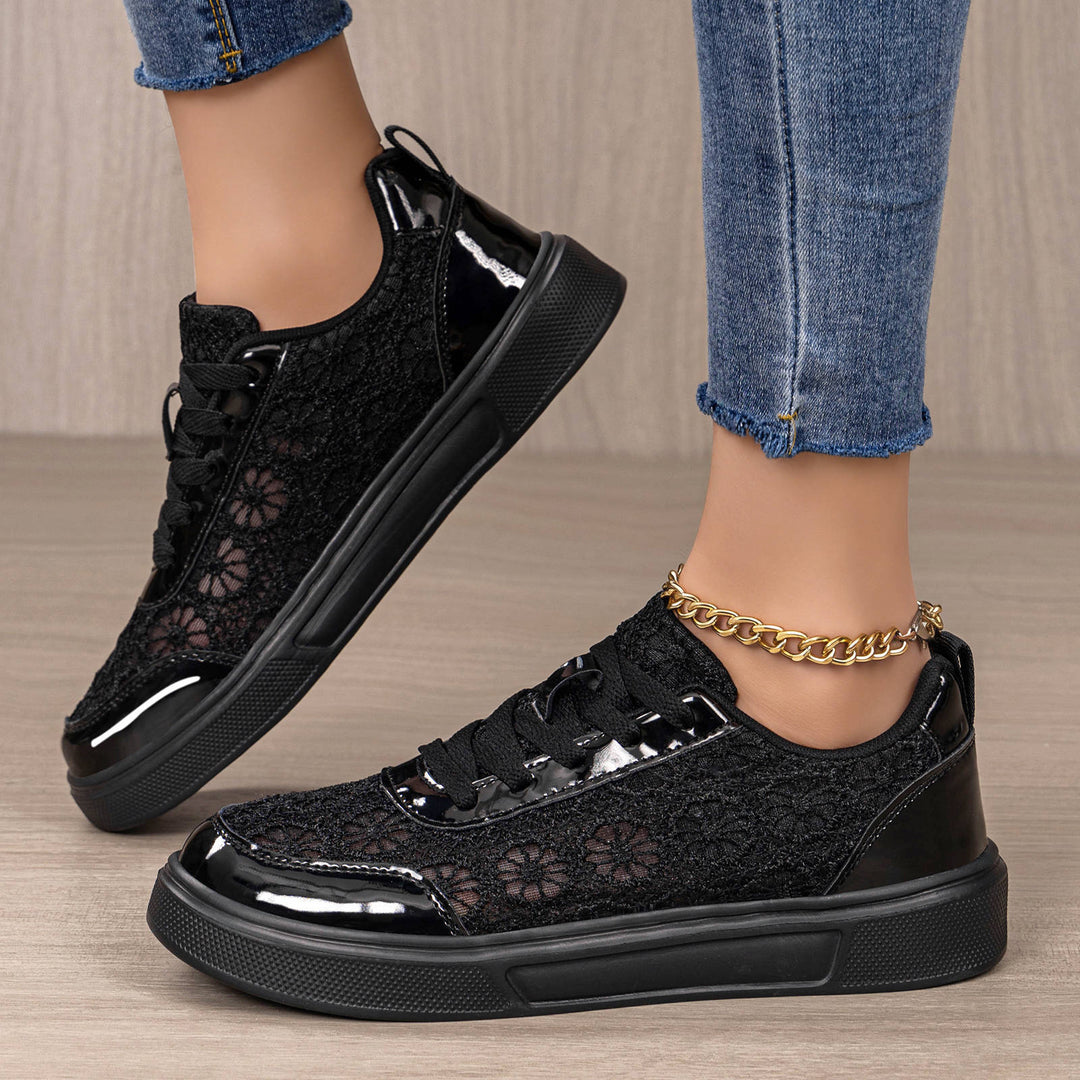Damskie sneakersy na platformie z białą koronką, idealne obuwie na co dzień. Modne, wygodne i stylowe buty miejskie.