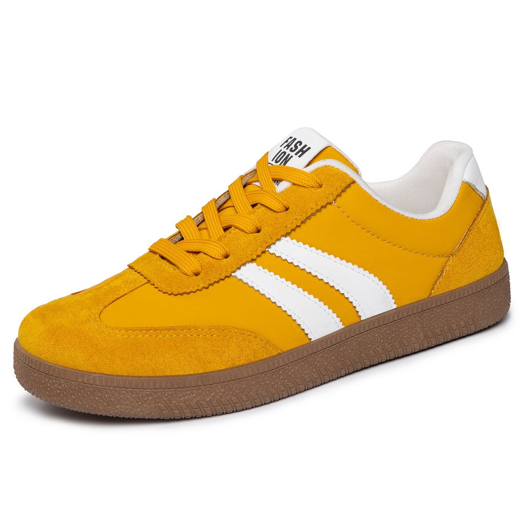 Męskie sneakersy retro na ulicy. Wygodne i modne buty męskie idealne do miejskich stylizacji.