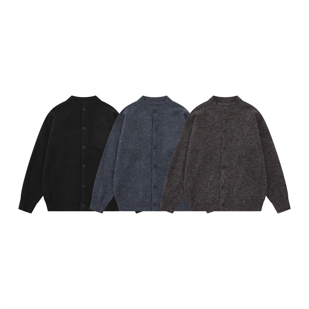Dzianinowy sweter męski oversize z ozdobnymi guzikami, doskonały do codziennych stylizacji casualowych.