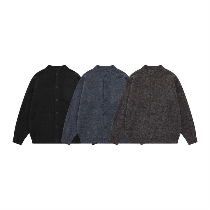 Dzianinowy sweter męski oversize z ozdobnymi guzikami, doskonały do codziennych stylizacji casualowych.