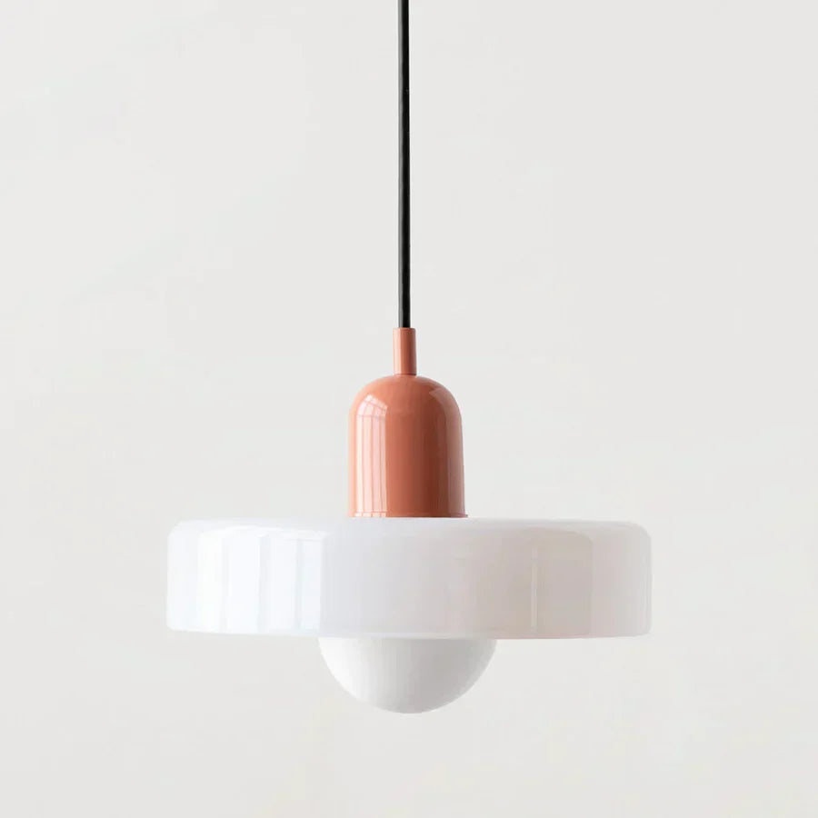 Marmurowa lampa wisząca, styl i funkcjonalność w salonie.