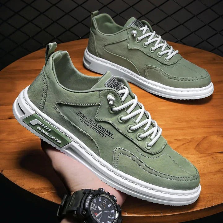 Męskie sneakersy z wyprofilowaną wkładką, idealne do codziennego komfortu i casualowych stylizacji.