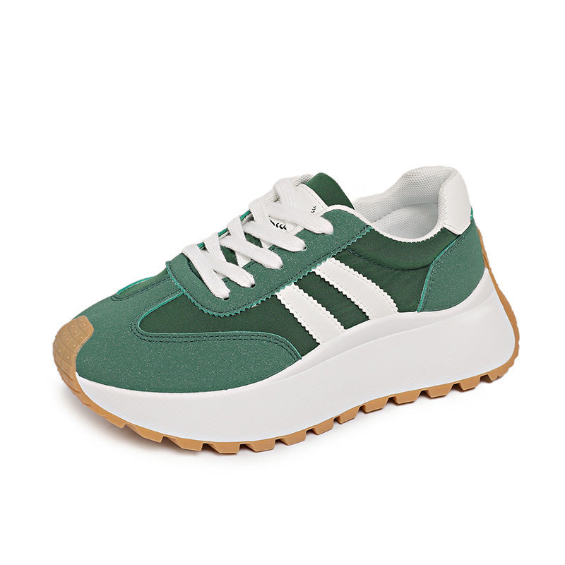 Widok z góry na damskie sneakersy chunky. Buty na platformie, idealne do casualowych i sportowych stylizacji.