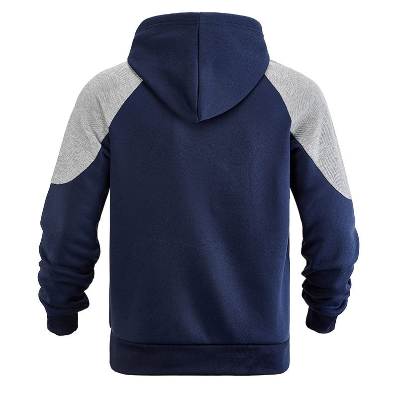 Kaptur wygodnej męskiej bluzy sportowej. Bluza z kapturem, idealna do noszenia na co dzień i na trening.