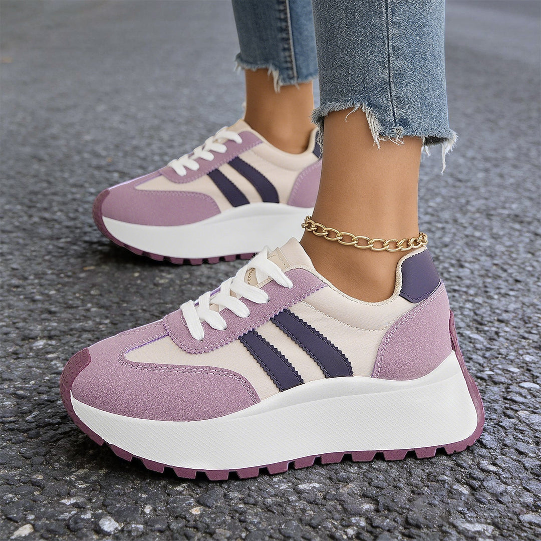 Wygodne damskie sneakersy na platformie z profilowaną podeszwą. Obuwie miejskie idealne na co dzień, styl uliczny.