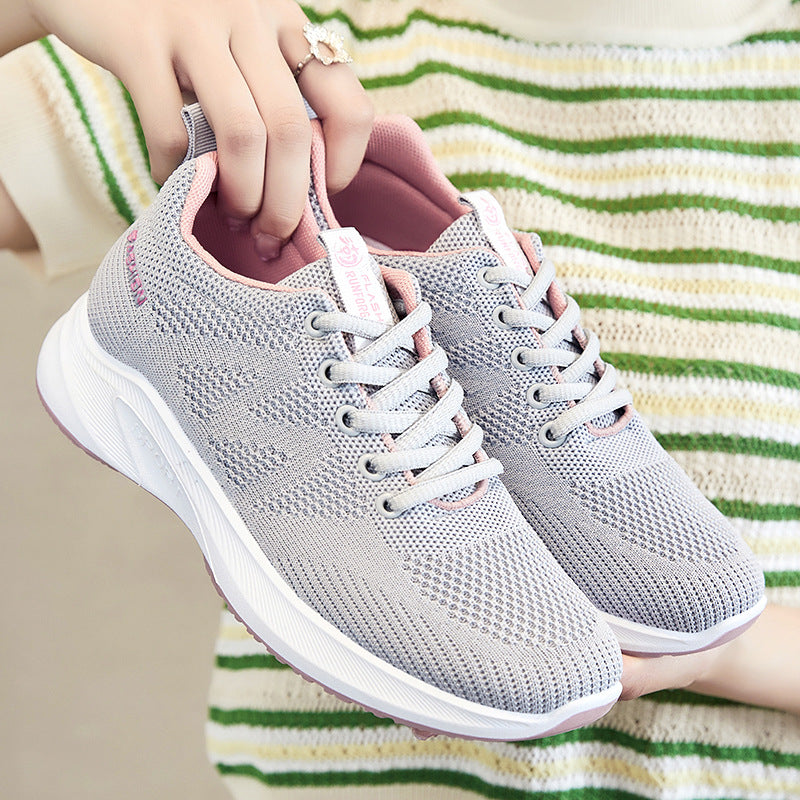 Czarne męskie sneakersy sportowe z oddychającą siateczką i wzmocnionym noskiem, dla wygody.