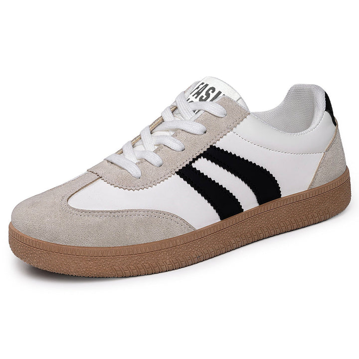 Detal profilowanej podeszwy męskich sneakersów retro. Wygodne obuwie sportowe w stylu vintage.