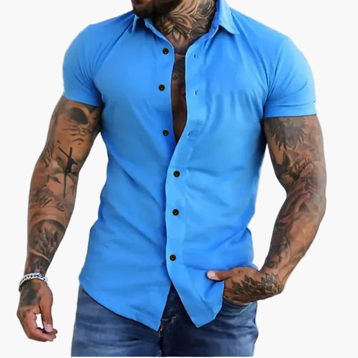 Męska koszula slim fit z krótkim rękawem. Podkreśla sylwetkę, wygodna, idealna na lato i smart casual.
