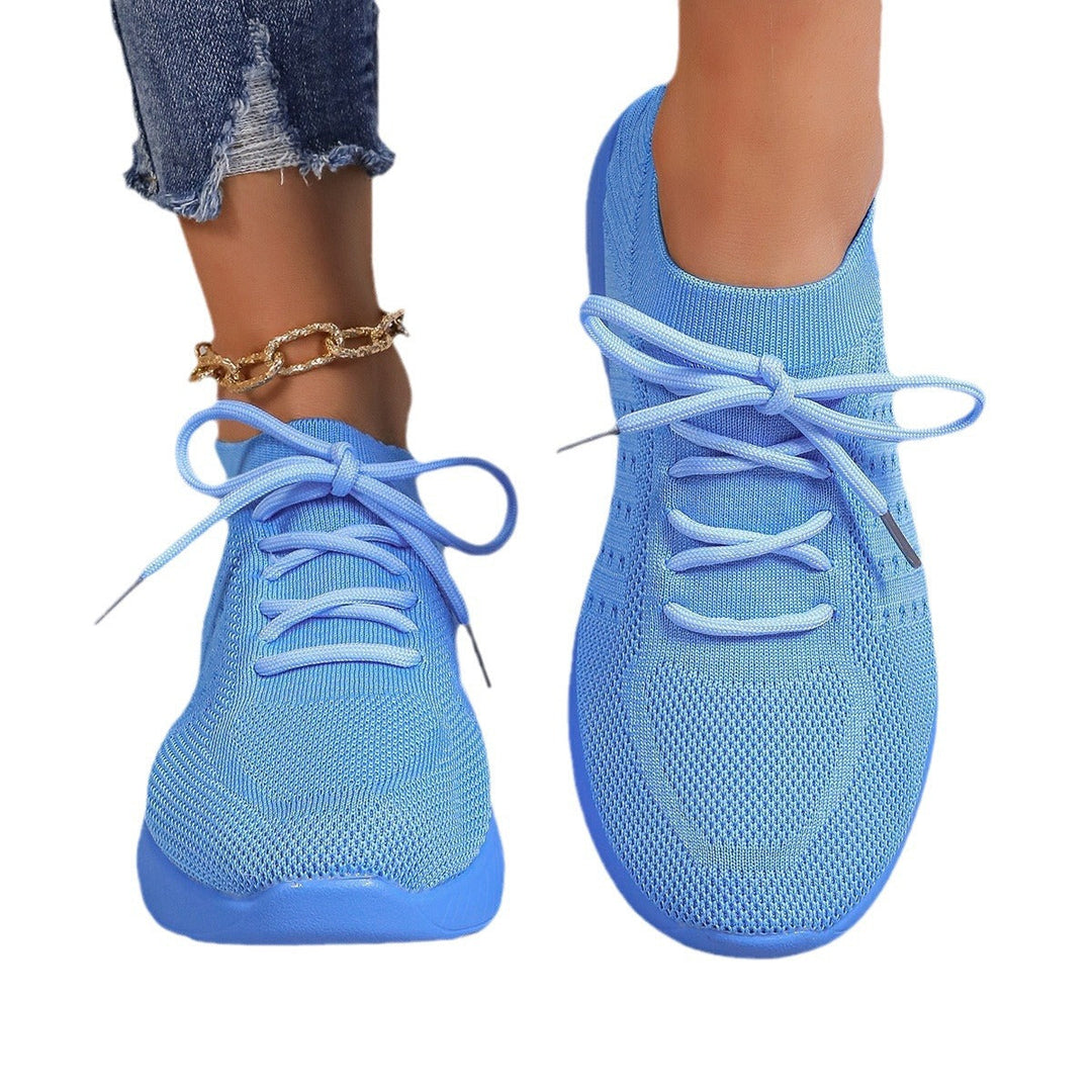Modne damskie sneakersy wsuwane, zapewniające komfort dzięki falistej podeszwie.