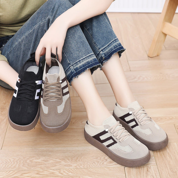 Damskie sneakersy wsuwane na platformie, widok z przodu. Idealne do miejskiego stylu i codziennego użytku.