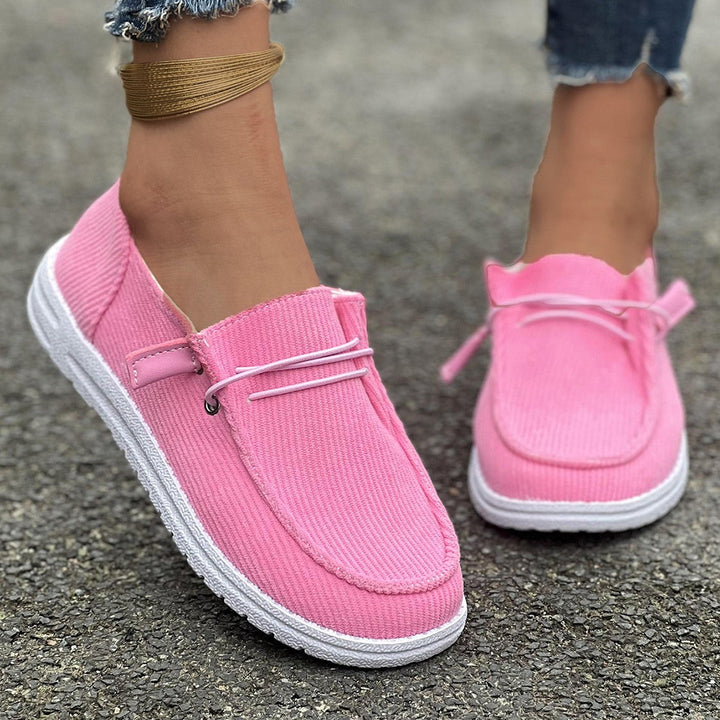 Damskie sneakersy wsuwane bez sznurowania, z prążkowaną strukturą. Leciutkie i modne.