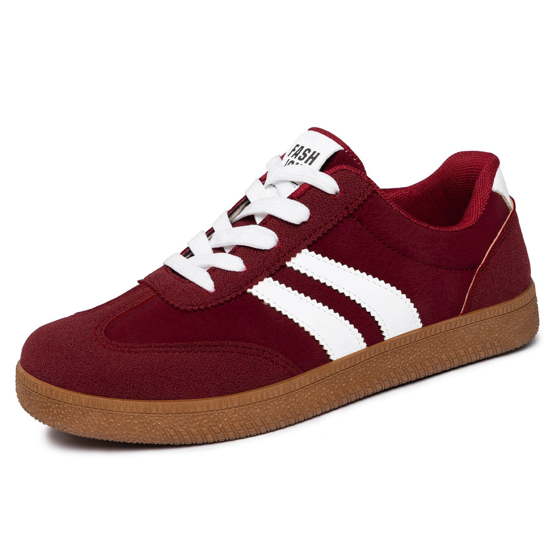 Przedni widok na męskie sneakersy retro. Modne casualowe buty męskie, idealne do miejskich stylizacji.