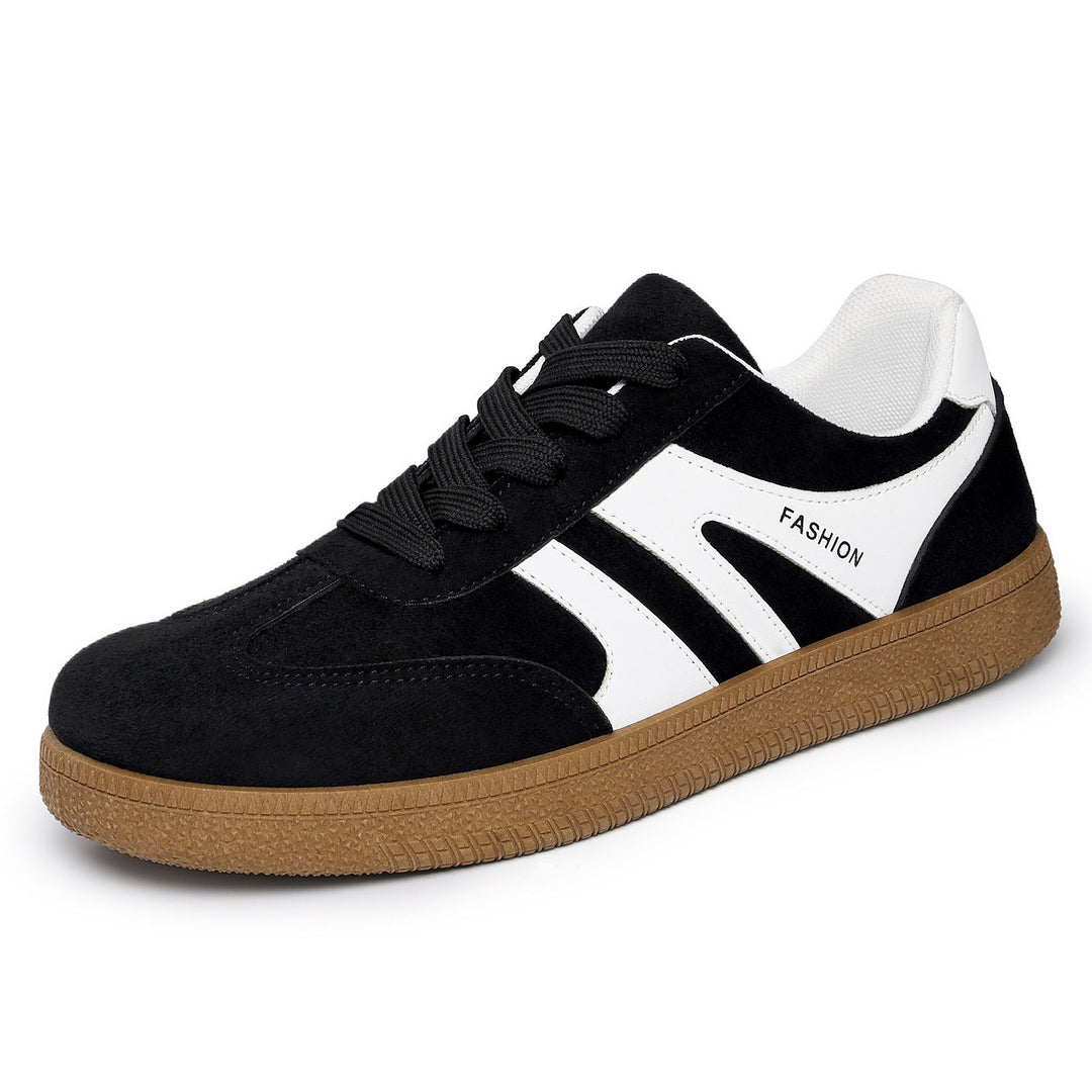 Męskie sneakersy retro na nodze, podkreślające styl casual i wygodę profilowanej gumowej podeszwy. Obuwie miejskie.