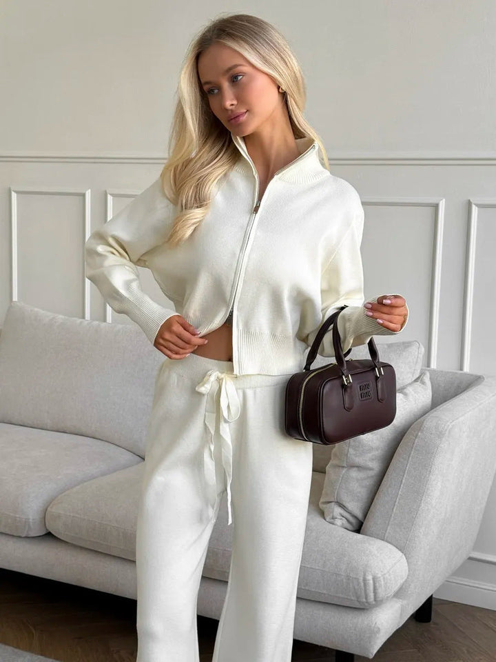 Damski zestaw loungewear w szarym kolorze. Spodnie z szerokimi nogawkami i krótki kardigan.