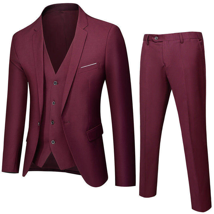Męski garnitur slim fit trzyczęściowy, podkreślający sylwetkę. Idealny do pracy i na eleganckie uroczystości.