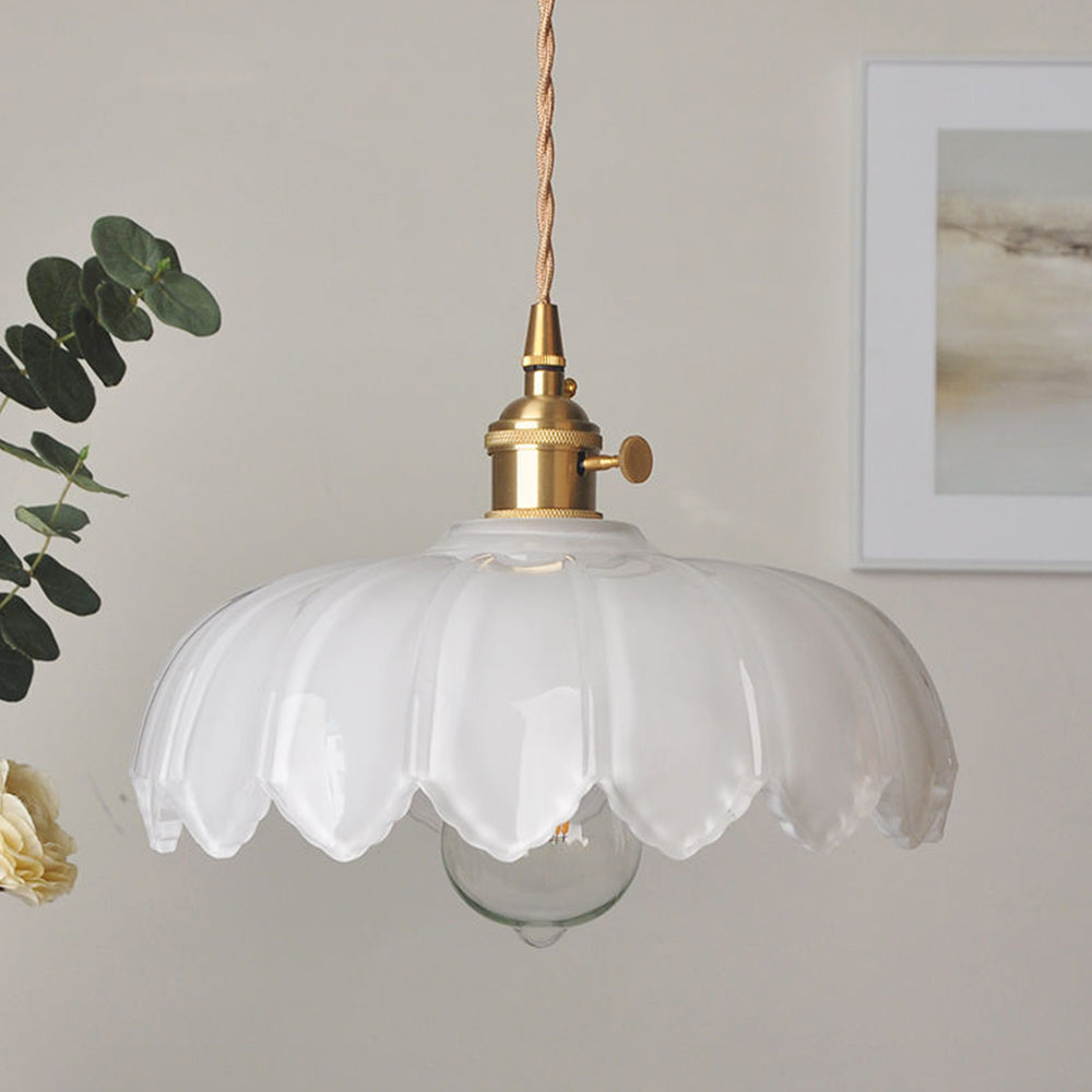 Lampa wisząca szklana nad wyspę kuchenną, zielona, stylowe i funkcjonalne oświetlenie wnętrz.
