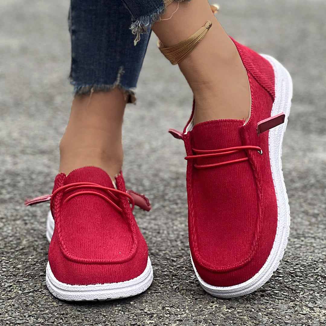 Wygodne damskie sneakersy wsuwane prążkowane. Stylowe, lekkie buty casualowe.