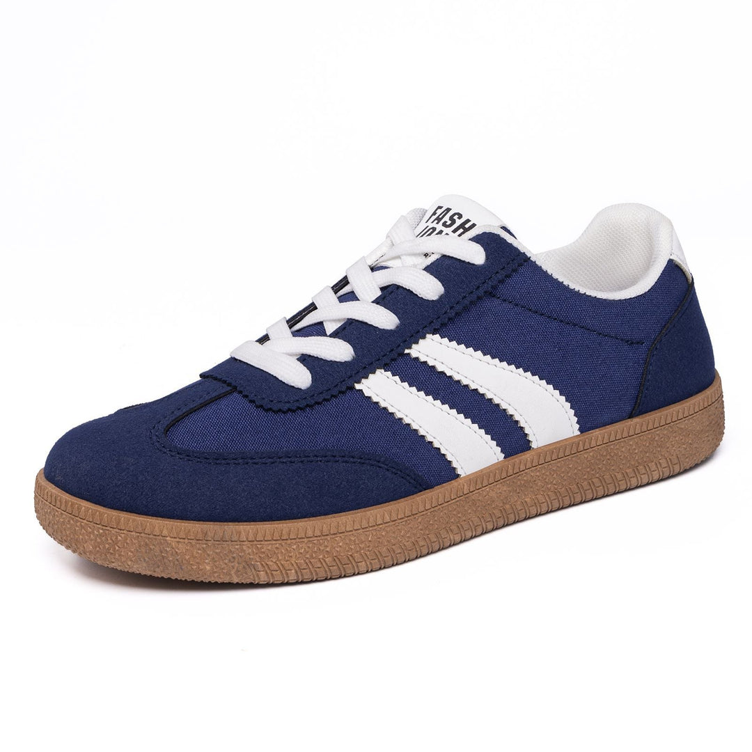 Męskie sneakersy retro w ruchu. Wygodne obuwie sportowe, idealne do spacerów i codziennych aktywności.