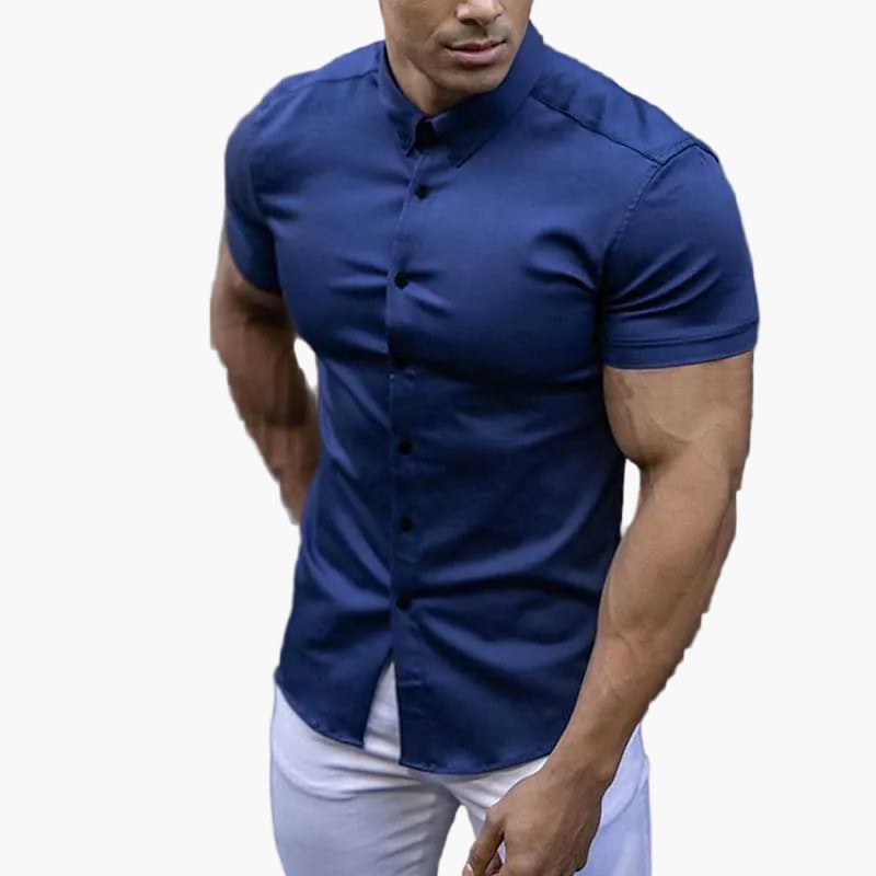 Wygodna męska koszula slim fit z krótkim rękawem. Podkreśla sylwetkę, do stylizacji smart casual i na lato.