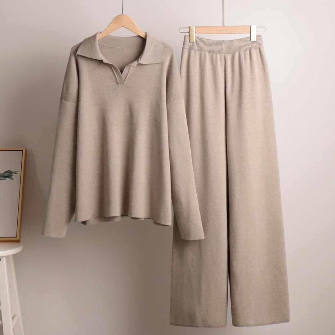 Wygodny damski komplet loungewear: sweter polo z kołnierzykiem i szerokie spodnie. Idealny do relaksu.