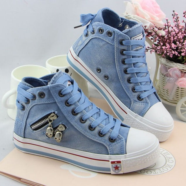Stylowe wysokie sneakersy damskie denim, sznurowane, z bocznym zamkiem dla łatwego zakładania. Komfort na co dzień.