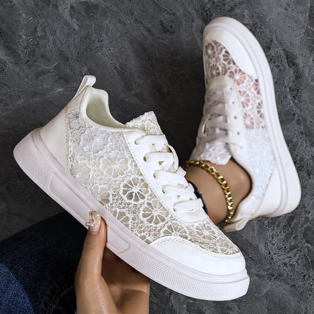 Modne białe sneakersy damskie z delikatną koronką, na wygodnej amortyzowanej platformie. Obuwie casual.