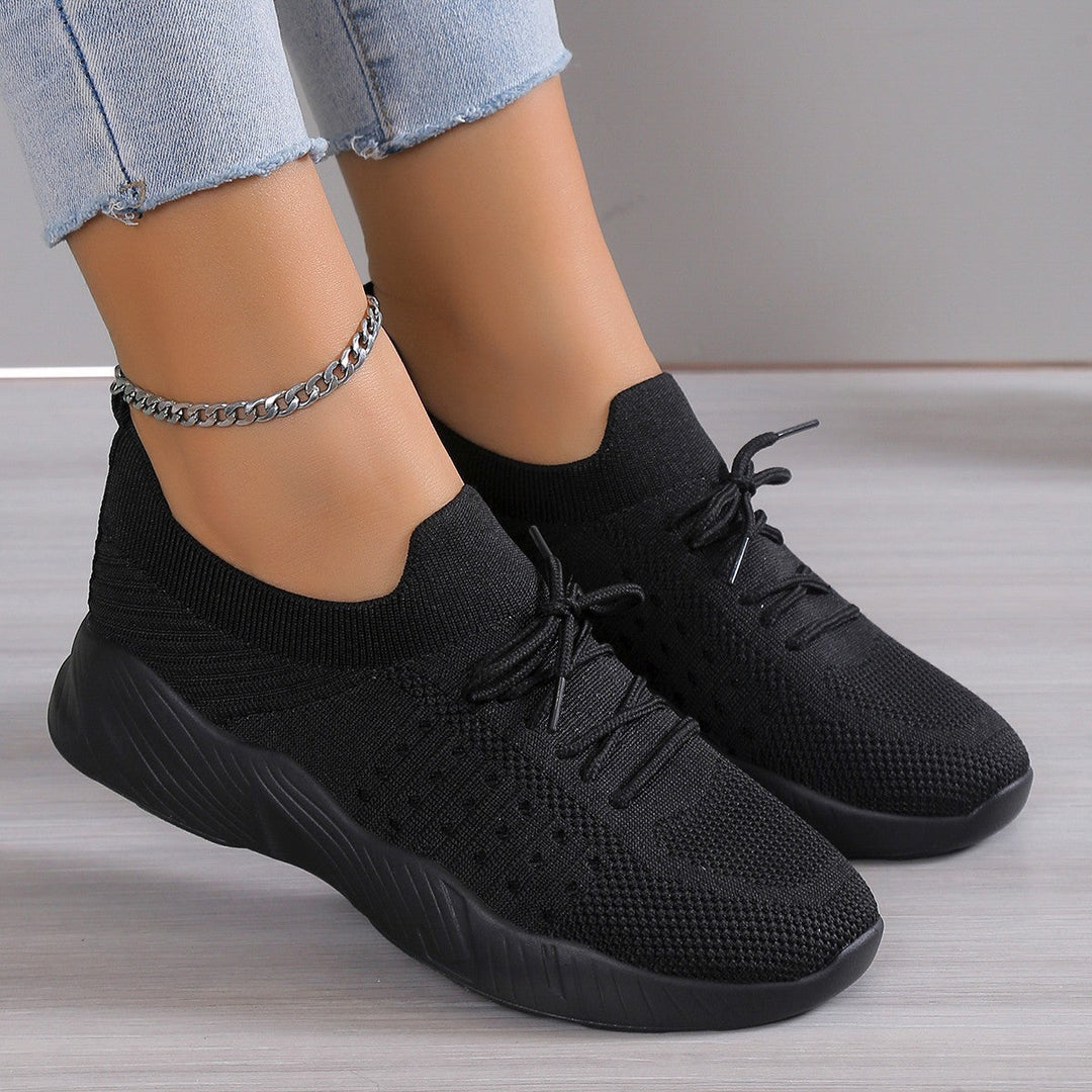 Dynamiczne damskie sneakersy wsuwane, z falistą podeszwą, zapewniające komfort ruchu.