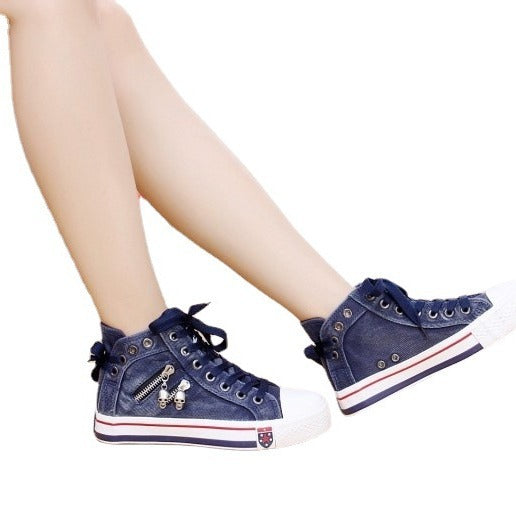 Wysokie sneakersy denim dla kobiet, z praktycznym bocznym zamkiem i klasycznym sznurowaniem. Idealne do miejskiej mody.