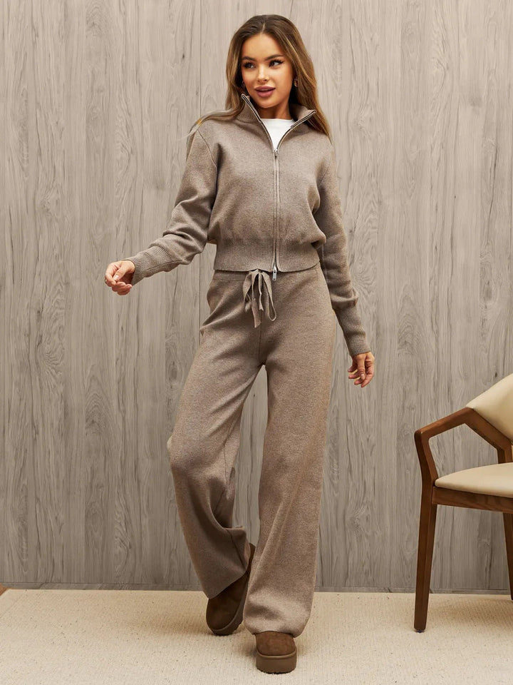 Idealny do relaksu: komplet loungewear z dzianiny. Krótki kardigan i spodnie z szerokimi nogawkami.
