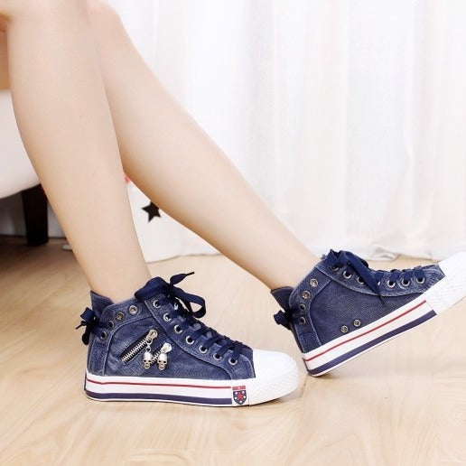 Damskie wysokie sneakersy denim z bocznym zamkiem, idealne do miejskich stylizacji. Wygodne i modne obuwie casual.