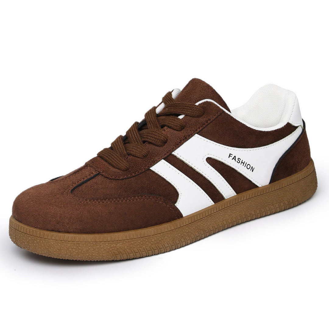 Męskie buty retro sneakersy, widok z góry na sznurowanie i solidną, profilowaną gumową podeszwę. Wygodne.