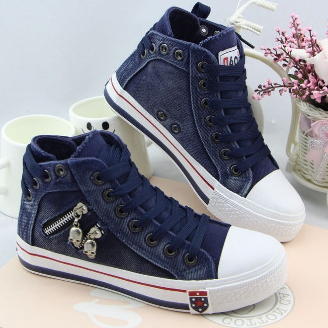 Modne damskie sneakersy typu streetwear, wykonane z denimu, z bocznym zamkiem i sznurowaniem. Wysokie i wygodne buty.