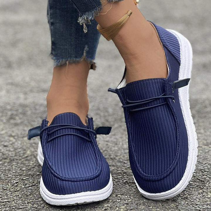 Wygodne damskie sneakersy wsuwane, prążkowane. Modne, lekkie buty na co dzień, bez sznurowania.