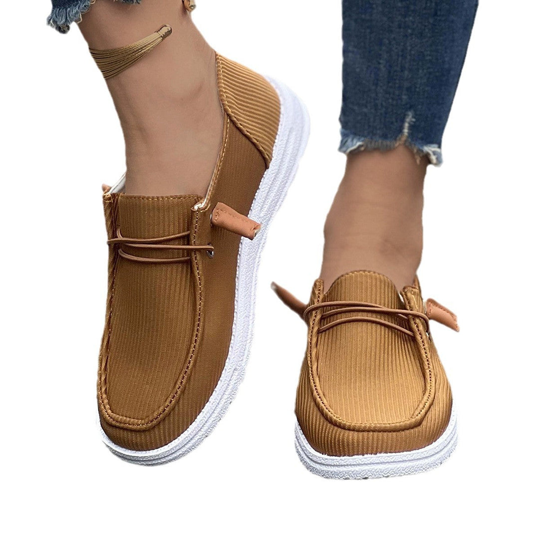 Prążkowane damskie sneakersy wsuwane bez sznurowania. Casualowe, lekkie i wygodne.
