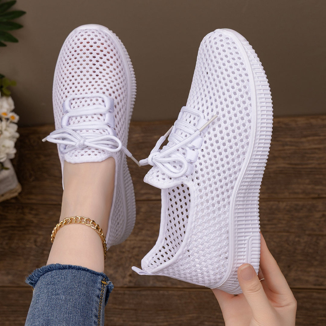 Lekkie damskie sneakersy slip-on. Przewiewne, komfortowe obuwie miejskie do szybkiego założenia.