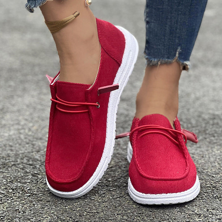 Wygodne i modne damskie sneakersy wsuwane, idealne jako casualowe obuwie sportowe.
