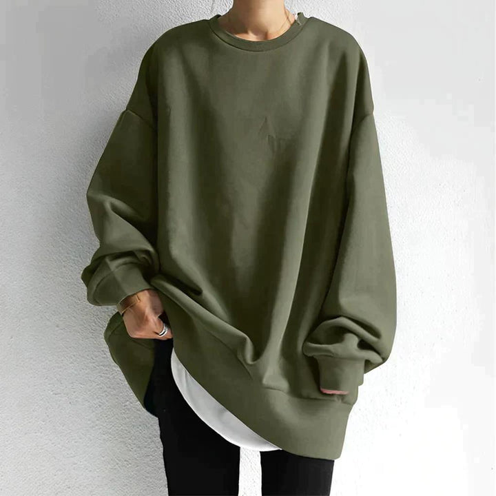 Modny sweter damski oversize na jesień/zimę. Ciepła dzianina, luźny krój z okrągłym dekoltem, zapewnia komfort i styl.
