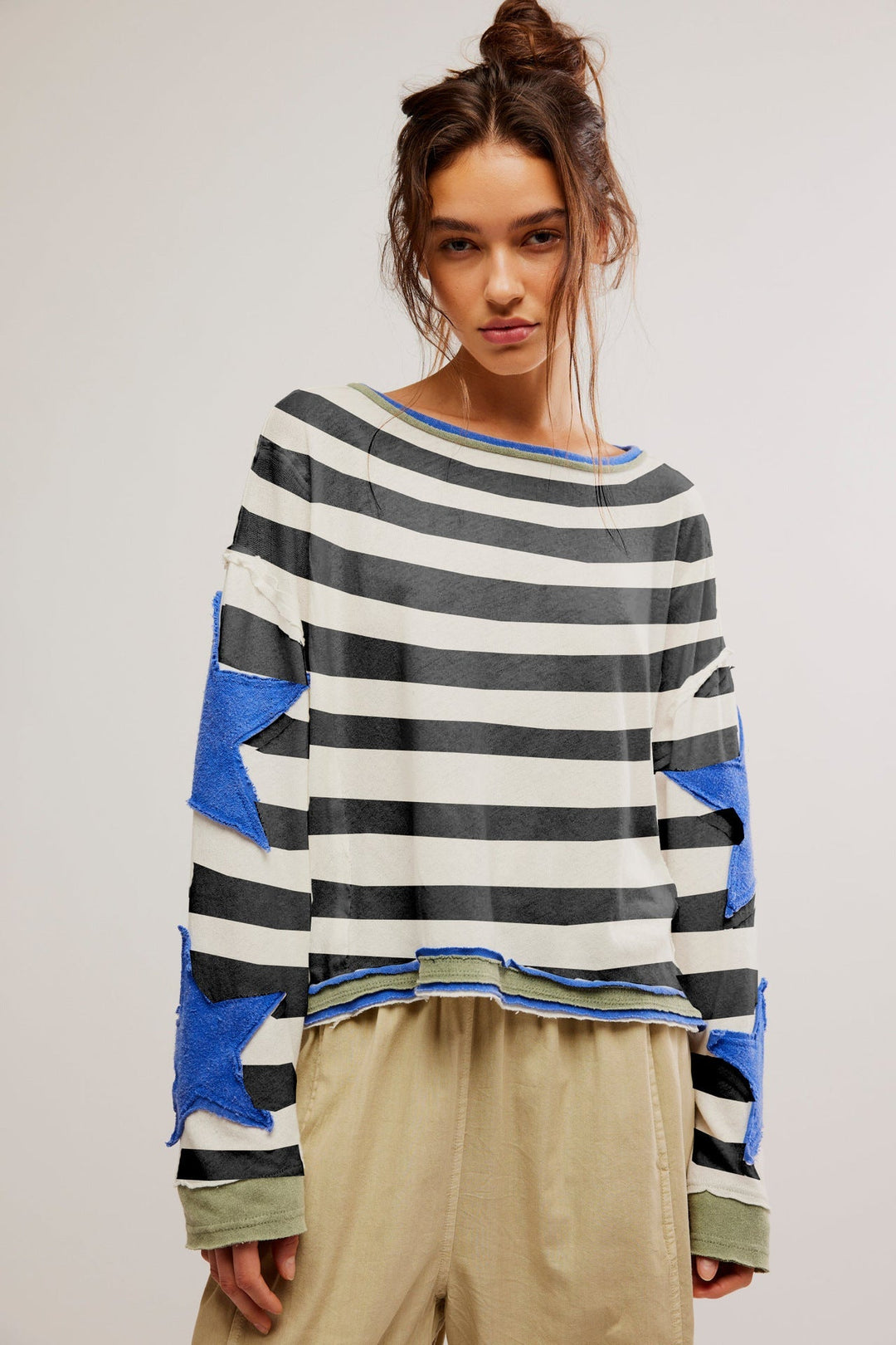 Komfortowa bluza damska oversize z dużą, kontrastową gwiazdą. Doskonała na jesień, wiosnę i na co dzień.