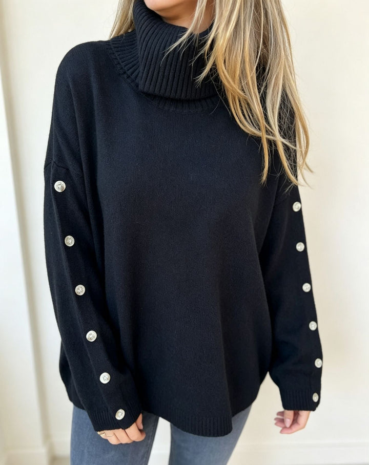 Damski sweter z golfem, oversize, długi rękaw, z ozdobnymi guzikami. Modna odzież.