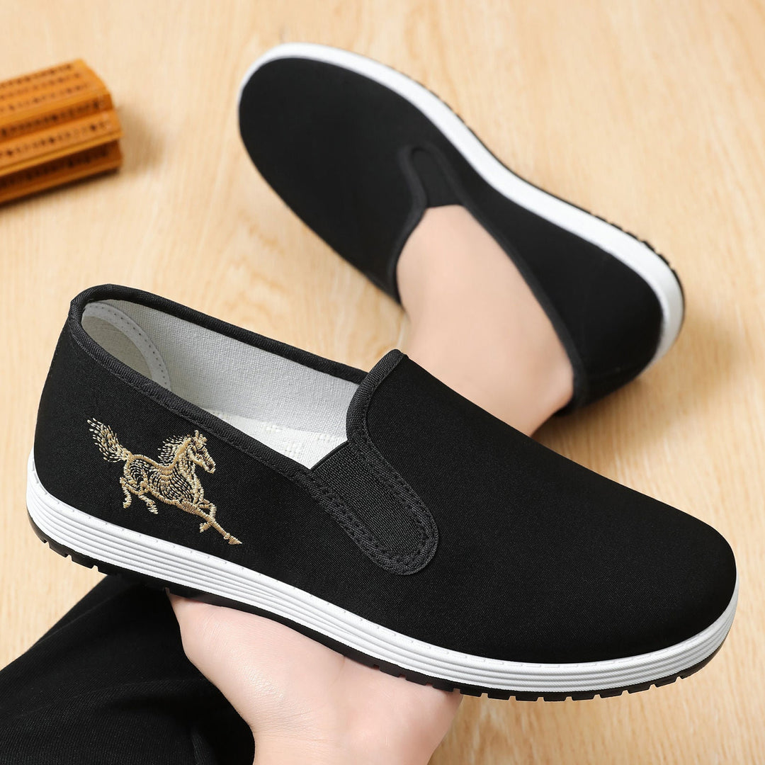 Lekkie damskie sneakersy wsuwane. Elegancki haft konia dodaje unikalnego charakteru. Idealne na ciepłe dni.