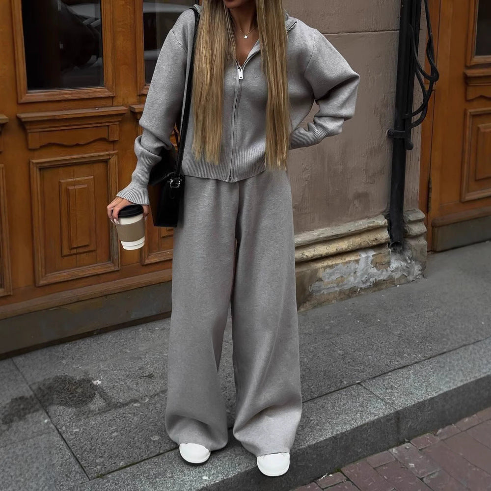 Damski komplet loungewear z dzianiny: krótki kardigan i spodnie z szerokimi nogawkami.