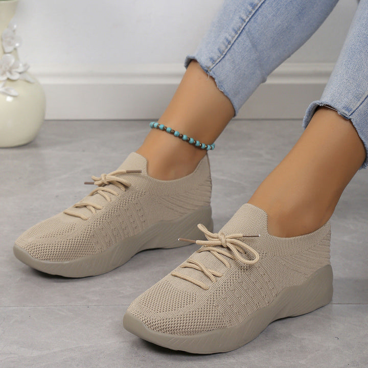 Łatwe do założenia damskie sneakersy wsuwane, z modną i wygodną falistą podeszwą.
