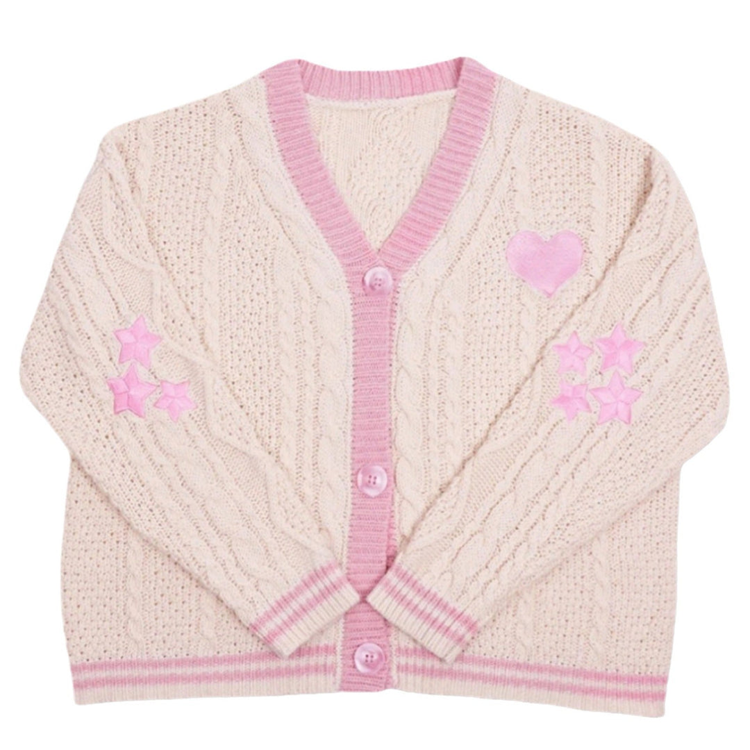Damski sweter kardigan z warkoczowym splotem i uroczymi aplikacjami serc i gwiazdek. Styl casual.
