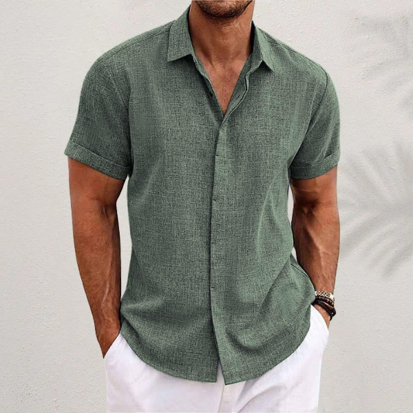 Swobodna męska koszula z krótkim rękawem. Idealna na lato, zapewnia komfort i styl. Modny look.