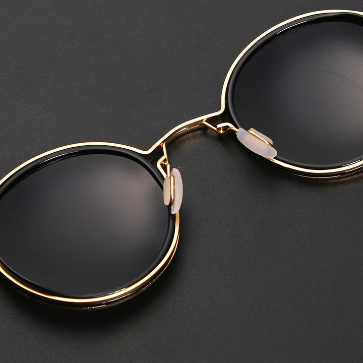 Ochrona UV w stylowym wydaniu. Unisex, okrągłe okulary przeciwsłoneczne z regulowanymi noskami.