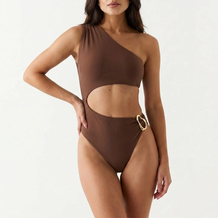 Damski strój kąpielowy jednoramienny z wycięciem. Stylowe monokini podkreślające figurę na plaży.
