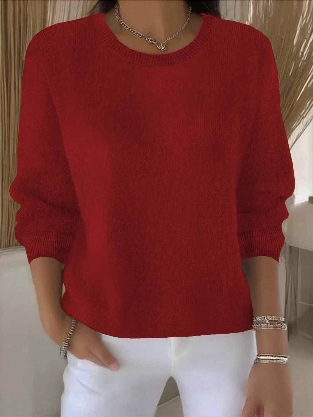 Damski sweter z okrągłym dekoltem. Wykonany z miękkiej dzianiny, zapewnia ciepło i styl.