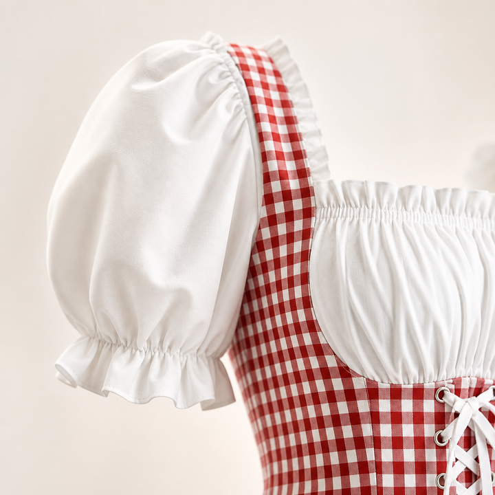 Cała sylwetka: damska sukienka Dirndl w kratę z bufiastymi rękawami. Idealna na Oktoberfest.