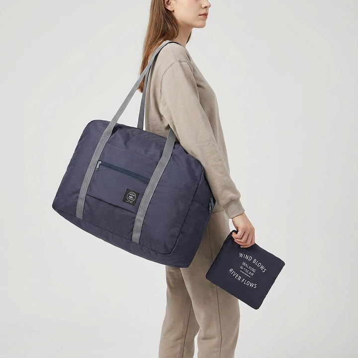 Unisex torba weekendowa FoldLite noszona na ramieniu, wygodna i lekka na każdą podróż, jako bagaż osobisty.